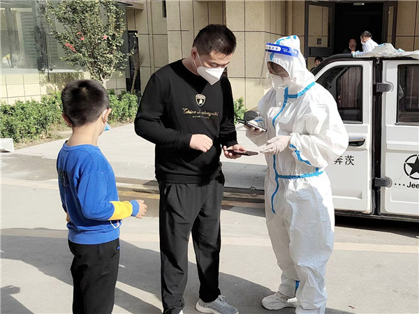 御和苑管理處疫情防控工作人員協(xié)助核酸檢測(cè)